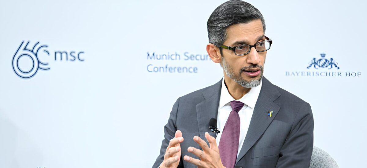 O CEO do Google, Sundar Pichai, discursa na abertura da 60ª Conferência de Segurança de Munique. O Google estava entre as 20 empresas de tecnologia que afirmaram compromissos de combater e dissuadir conteúdos eleitorais prejudiciais gerados por IA na conferência em 16 de fevereiro de 2024. TOBIAS HASE/PICTURE ALLIANCE VIA GETTY IMAGES